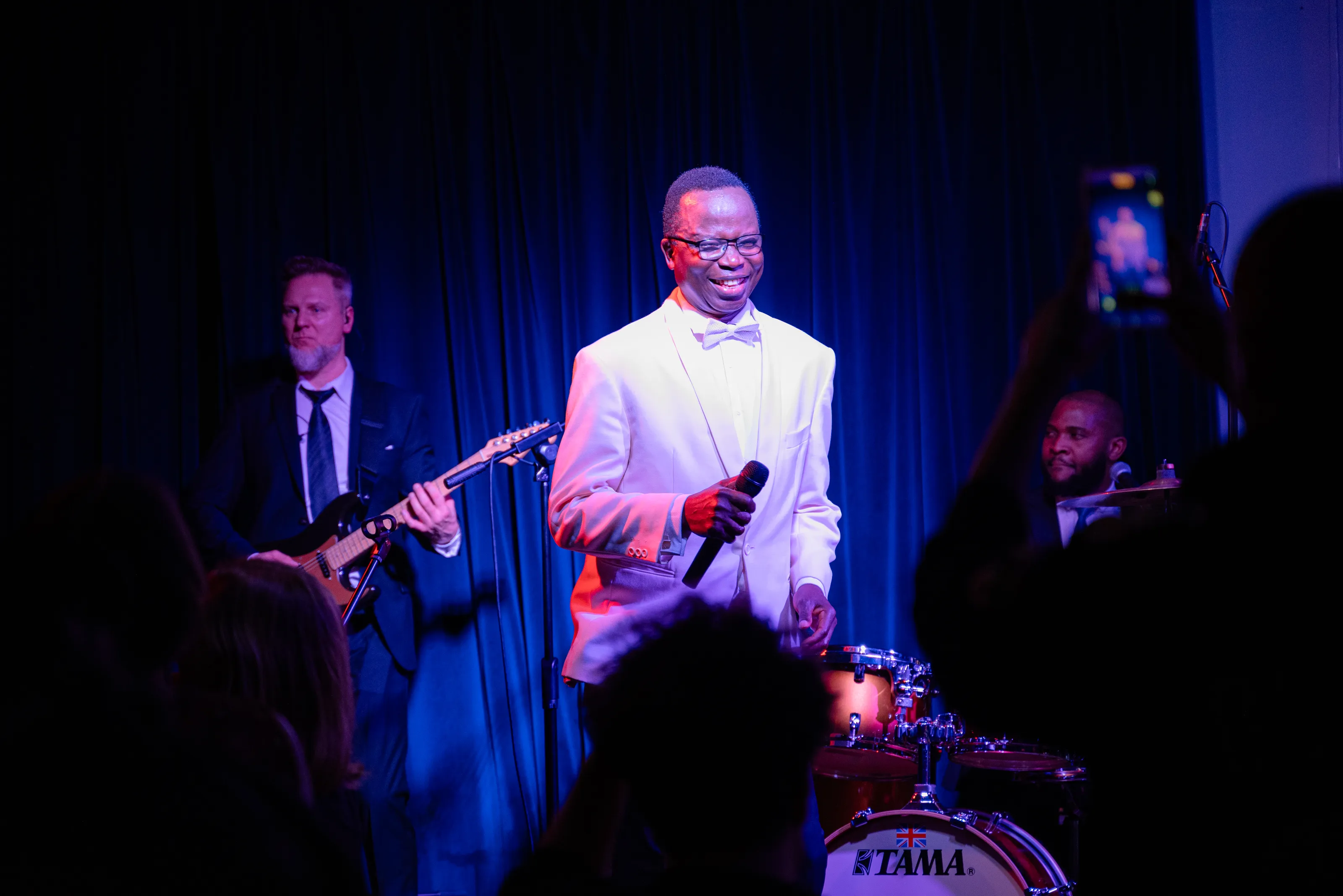 Real o Real sing white suit